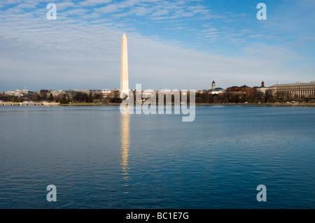 Reflexion des Washington Monument in der Gezeiten-Bassin Washington DC Stockfoto