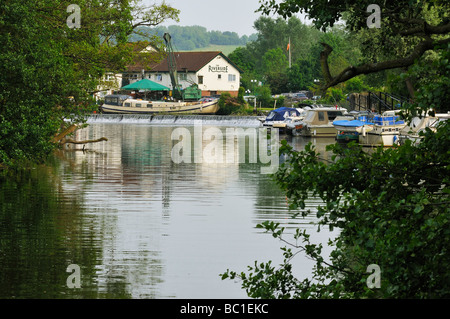 Fluss Avon und Wehr bei Saltford Nr Bath Stockfoto