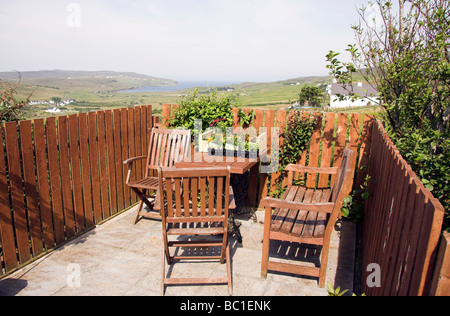 Terrasse mit hölzernen Tisch und Stühle, Isle Of Skye, innere Hebriden, Westküste von Schottland, UK Stockfoto