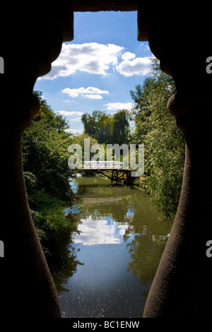 Blick von Magdalen Bridge, Oxford, aus Richtung der University of Oxford Botanic Gardens. Stockfoto