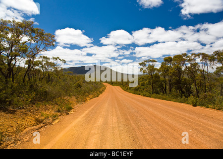 Rote Piste durch Stirling Range Nationalpark Western Australien Stockfoto