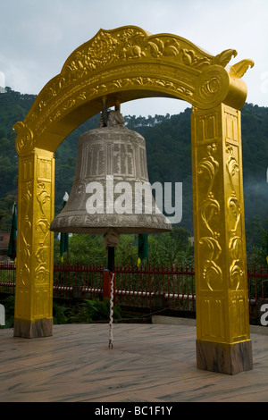 Große Tempelglocke der Tso Pema Ogyen Heru-Kai Nyingmapa Gompa (Kloster). Rewalsar. Himachal Pradesh. Indien. Stockfoto