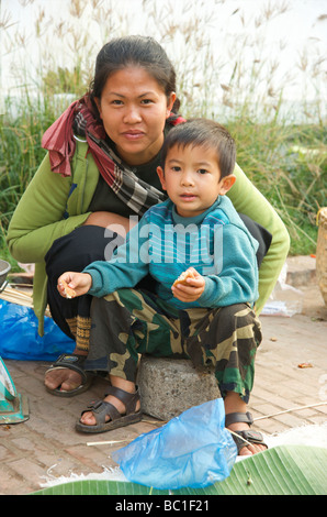 Mutter und Kind Lächeln für die Kamera auf dem Markt der Prabang Laos Stockfoto