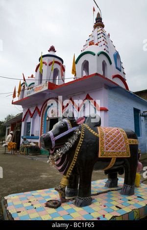 Nandi-Statue (eine Heilige Stier Idol / Gottheit) vor einem hindu Tempel in Rewalsar. Himachal Pradesh. Indien. Stockfoto