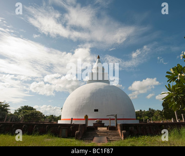 Alten Dom-artige Dagobas buddhistischen Tempeln Tissa Tissamaharama Zahnreliquie (laut Steininschrift) Sri Lanka Stockfoto