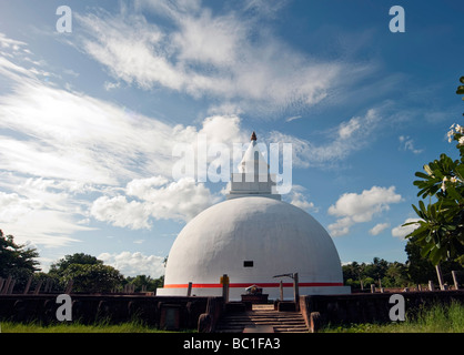 Dom-artige Dagobas buddhistischen Tempeln Tissa Tissamaharama Zahnreliquie (laut Steininschrift) Sri Lanka Stockfoto