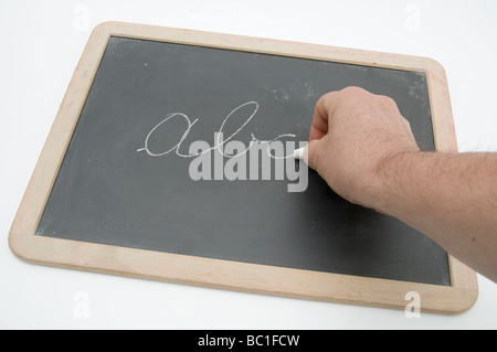 ABC-Buchstaben in Kreide auf der Tafel geschrieben Stockfoto