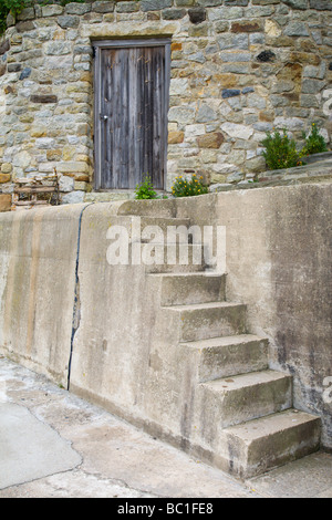 Treppe zu einer alten Holztür. Stockfoto