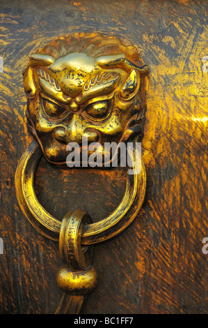 Oriental symbolische dekorative Griff an einen Topf in die Verbotene Stadt-Beijing-China Stockfoto