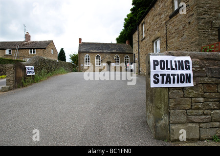 Einem ländlichen Wahllokal im Peak District Dorf der alten Brampton in Derbyshire Stockfoto