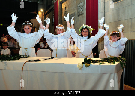 Erste Heilige Kommunion in der katholischen Kirche Kinder Stockfoto