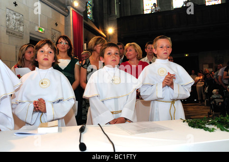 Erste Heilige Kommunion in der katholischen Kirche Kinder Stockfoto