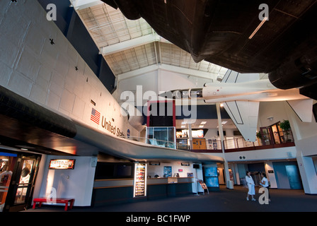 T-38, SR-71 Blackbird und Mock-up des Space Shuttle Endeavor, Kansas Cosmosphere and Space Center lobby, Hutchinson, Kansas. Stockfoto