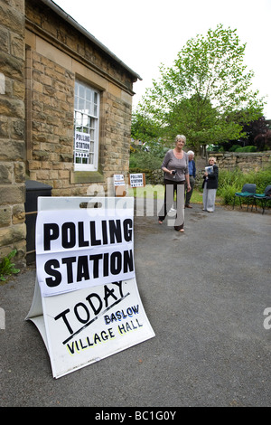 Eine ländliche Wahllokal in den Peak District Dorf Baslow in Derbyshire Stockfoto