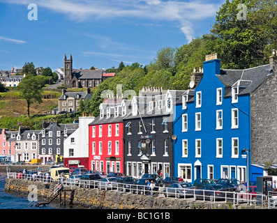 Blick auf den Hafen von Tobermory auf Mull in Schottland mit bunten Häusern Stockfoto