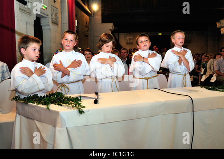 Erste Heilige Kommunion in der katholischen Kirche Kinder Stockfoto