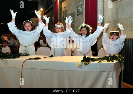 Erste Heilige Kommunion in der katholischen Kirche Kinder Stockfoto