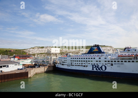 Dover nach Calais P & O cross-Channel-Fähre im Hafen angedockt. Dover Kent England UK Großbritannien Stockfoto