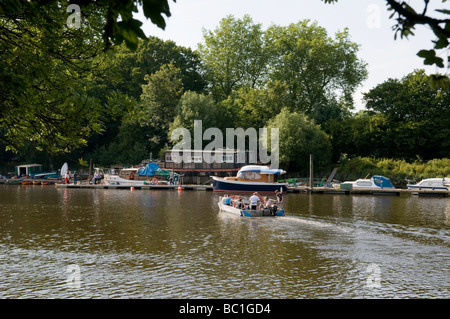 HAMMERTON FÄHRE ÜBER DEN FLUSS THEMSE ZWISCHEN HAM UND MARBLE HILL, TWICKENHAM. Stockfoto