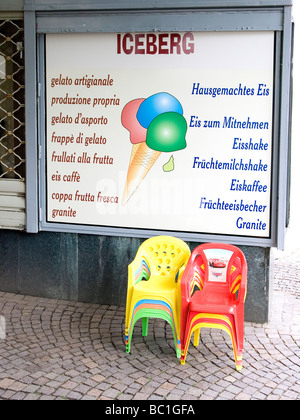 Zweisprachige Zeichen für eine bekannte Eisdiele in Meran in einem deutschsprachigen Teil Italiens Stockfoto