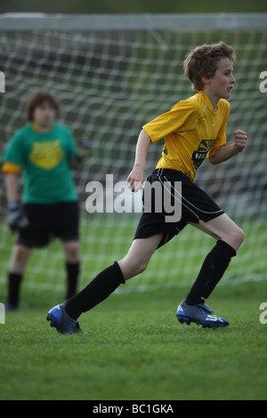 Jungen Alter von 12 Jahren spielen Fußball - New York - USA Stockfoto