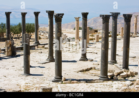 Spalten einer byzantinischen Kirche auf die römischen Ruinen von Umm Qais in Jordanien Stockfoto