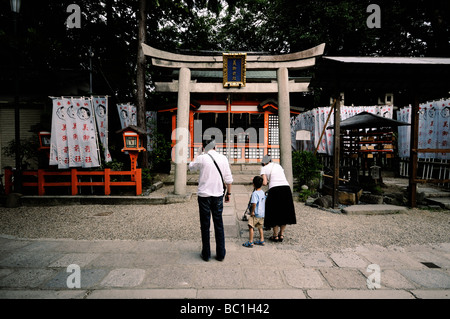 Stein-Torii und kleinen Schrein. Yasaka-Shinto-Schrein Komplex. Kyoto. Kansai. Japan Stockfoto