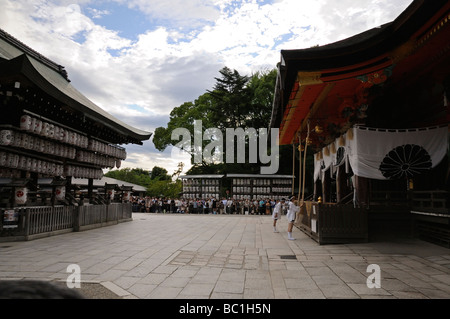 Mikoshi Träger beten vor Beginn der Shinko-Sai-Parade. Yasaka-Schrein (aka Yasaka-Jinja oder Gion-Schrein). Kyoto. Japan Stockfoto