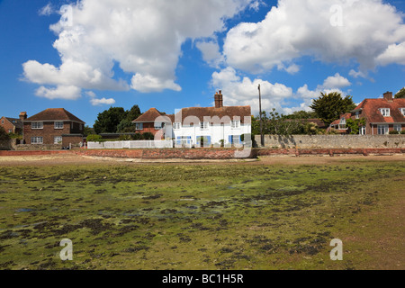 Attraktive Uferpromenade Leben am Rande des Chichester Harbour in der wünschenswerten Dorf von Langstone Hampshire UK Stockfoto