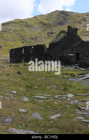 Zerstörte Gebäude in der nun verlassenen Rhosydd Schiefer-Steinbruch in den Moelwyn-Bergen außerhalb Blaenau Ffestiniog, Nordwales Stockfoto