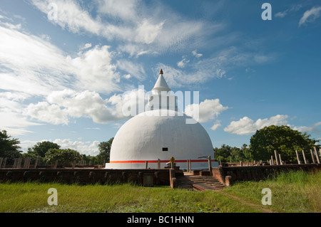 Alten Dom-artige Dagobas buddhistischen Tempeln Tissa Tissamaharama Tooth Relic blauer Himmel Sri Lanka Stockfoto