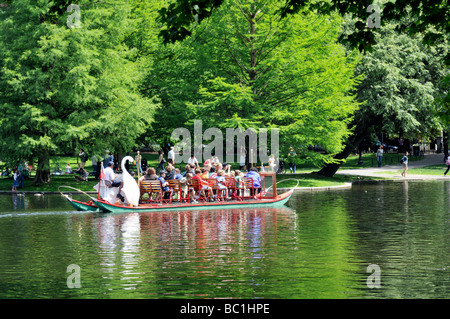 Ein Schwan Bootsfahrt in der Boston Public Garden Lagune befindet sich neben dem Boston Common, Boston MA Stockfoto