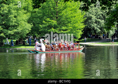 Swan Boat in Lagune in Boston Public Gardens neben dem Boston Common Stockfoto