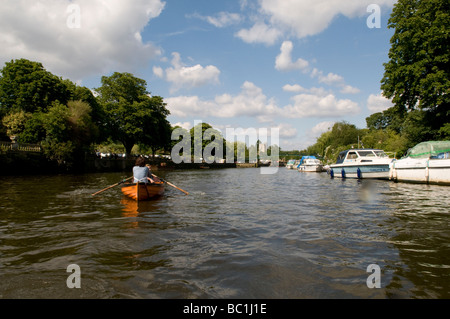 RUDERBOOT AUF DER THEMSE ZWISCHEN TWICKENHAM UND EEL PIE INSEL, AN EINEM PERFEKTEN ENGLISCHEN SOMMERNACHMITTAG Stockfoto