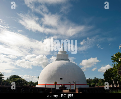 Alten Dom-artige Dagobas buddhistischen Tempeln Tissa Tissamaharama Zahnreliquie (laut Steininschrift) Sri Lanka Stockfoto