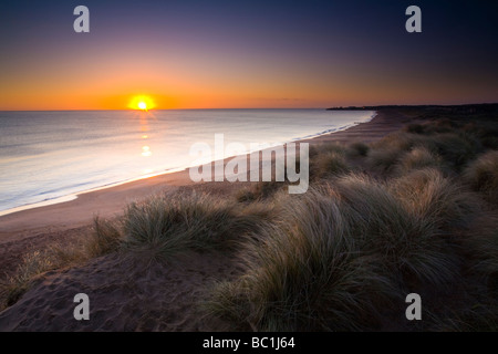 England Northumberland Blyth Strand Blyth Strand und Dünen bei Sonnenaufgang Blick nach Süden in Richtung Schleuse Seaton Stockfoto