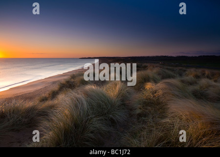 England Northumberland Blyth Strand Blyth Strand und Dünen bei Sonnenaufgang Blick nach Süden in Richtung Schleuse Seaton Stockfoto