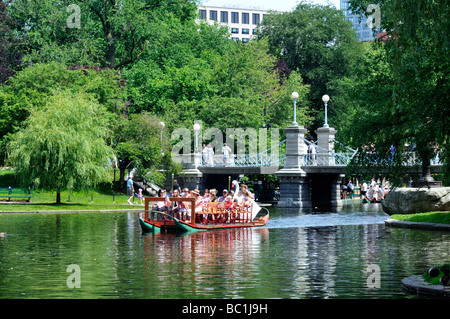 Swan-Boote in der Lagune in Boston Public Gardens mit Steg Locateed neben Boston Common Stockfoto