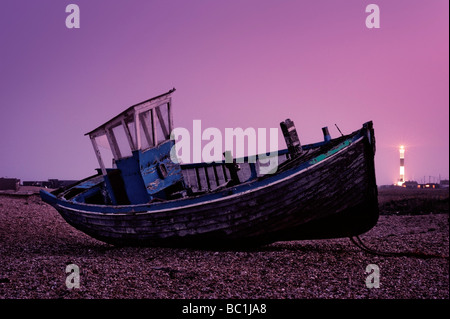 Verlassene Fischerboot bei Dungeness Kent England UK Stockfoto