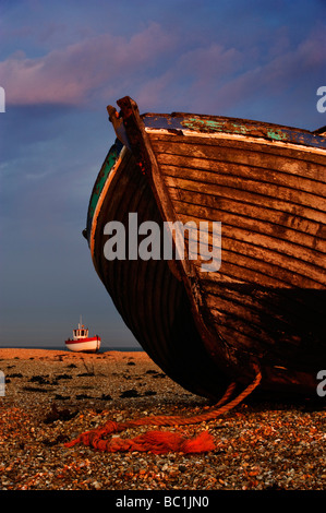 Verlassene Fischerboot bei Dungeness Kent England UK Stockfoto