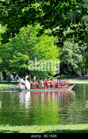 Swan Boat in Lagune in Boston Public Gardens befindet sich neben Boston Common, Boston, MA USA Stockfoto