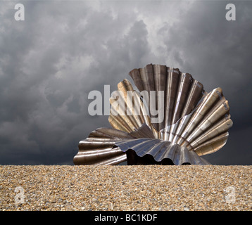 Die umstrittene Skulptur Jakobsmuschel von Maggi Hambling am Strand von Aldeburgh in Suffolk Stockfoto