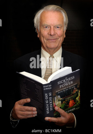 Lord David Owen bei der Vorstellung seines neuesten Buches Stockfoto