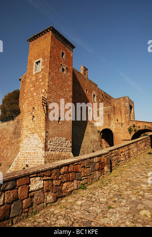 Schloss Celleno, Lazio County, Italien, Europa. Die alte Burg aus dem 11. Jahrhundert wurde in Tuffsteinblöcken erbaut und wahrscheinlich auf einer bereits bestehenden Siedlung erbaut Stockfoto