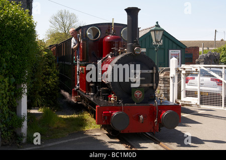 Talyllyn Railway Dampflok Nr. 2 "Auto" auf der Ebene Corssing am Bahnhof Tywyn Pendre. Stockfoto