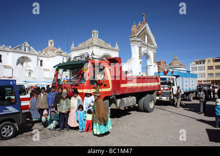 Aymara / Aimara Familie mit ihrem geschmückten LKW nach der Segenszeremonie vor der Kathedrale, Copaba, Bolivien Stockfoto