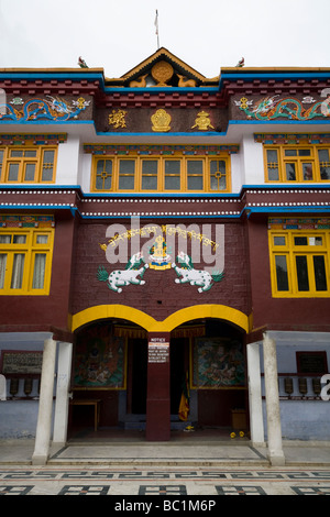 Das Hauptgebäude des Tso Pema Ogyen Heru-Kai Nyingmapa Gompa (Kloster). Rewalsar. Himachal Pradesh. Indien. Stockfoto