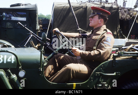 2. Weltkrieg Reenactment MP Militärpolizist fahren Jeep Redcap Soldat uniform British Army Khaki uniform der 1940er Jahre Stockfoto