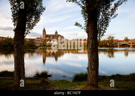 Rio Tormes y Vista de Salamanca Castilla León España Tormes Fluss und Blick auf Salamanca Castilla Leon Spanien Stockfoto