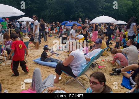 Menschen am Sandstrand von Frishman Strand von Tel Aviv Israel im Central Park in New York Stockfoto